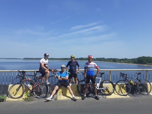 Pe podul peste Olt, la Stoenești.