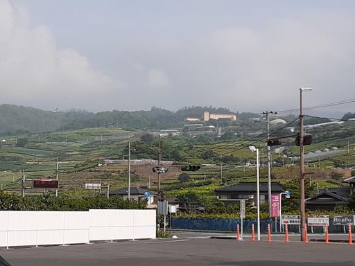 山の左に白くなっているのがほったらかし温泉の建物だと思う
右の電柱あたりの白いドームがフルーツ公園