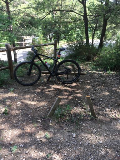 Une personne âgée m’a dit qu’il avait volé la table au parking du col st Anne . putain de monde 🙄
