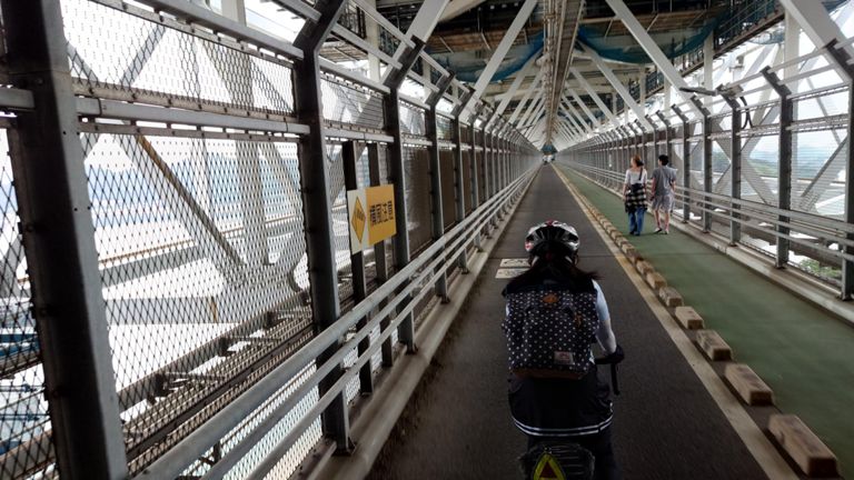 因島大橋、歩いている人もいます。