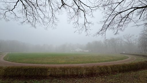 Nebel tummelt sich um neun Minuten vor um Drei im Stadio Buschallee an diesem letzten Dezemberfreitag. ☁️