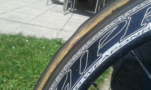 Folie einfach um den Schlauch gewickelt, 2,7bar drauf,  hält 25 km bis nach Hause.