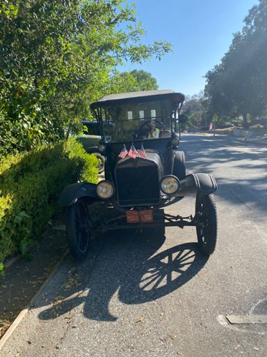 Spotted this Model T on Oak Street in Los Gatos.  “Horseless Carriage” on its plate!!