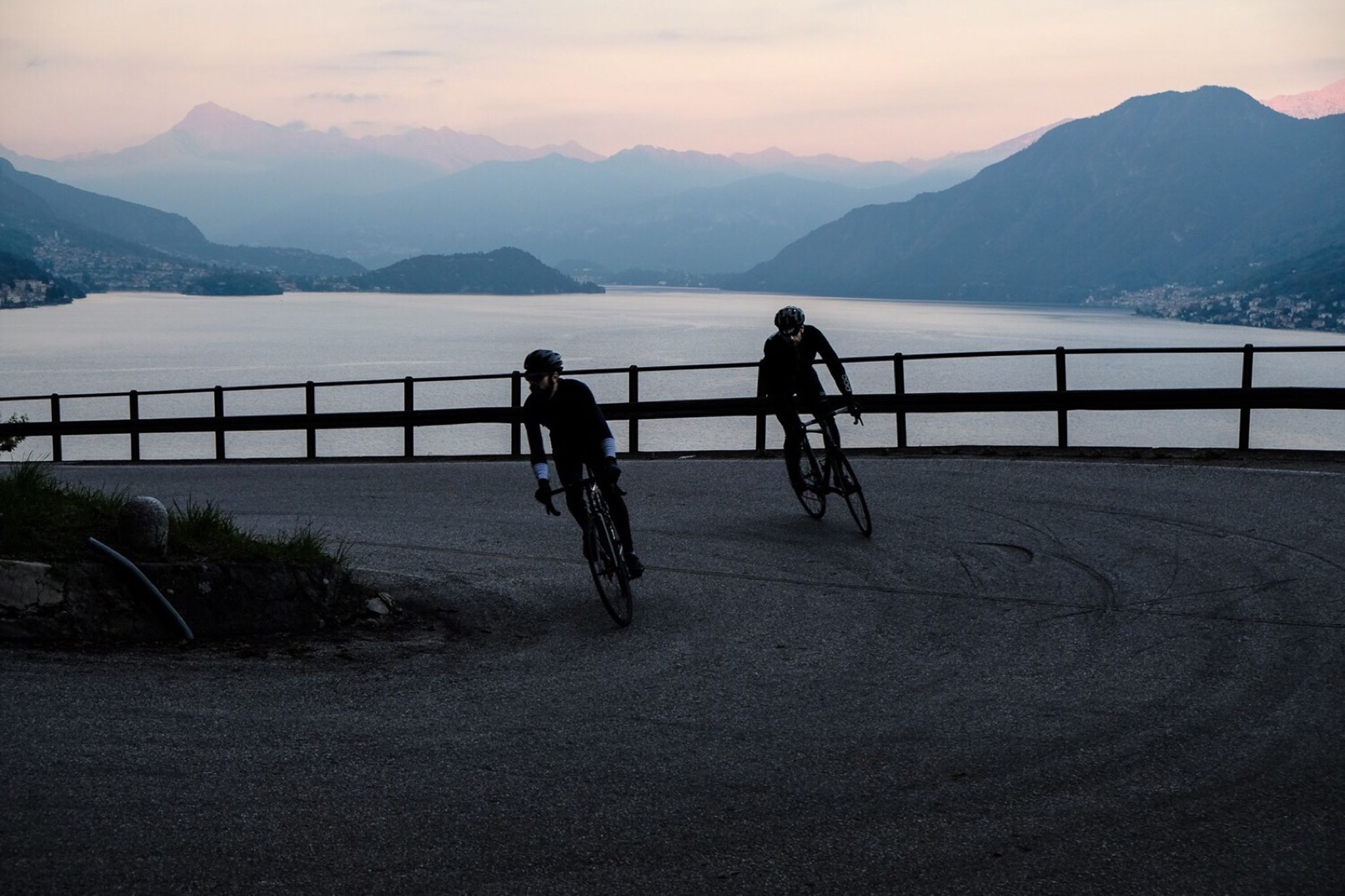 Si vous n’étiez pas ce qu'on appelle des fondus de vélo, passeriez-vous un week-end dans un faubourg de Liège ou sur la route de Tours ? Non ? Et bien c’est dommage car cela ne manque pas d’intérêt. Le parcours d’une classique est comme un voyage organisé dont vous seriez le seul maître. Tout est fait pour que vous puissiez profiter des plus beaux endroits, mais vous n’avez de comptes à rendre à personne. Grimpez les côtes à votre rythme, arrêtez- vous pour une photo, reprenez des frites à mi-route et si le cœur vous dit de ravir un KOM à André Greipel (strava.com/pros/agreipel) ou Vicenzo Nibali (strava.com/pros/squalodellostretto) ne vous gênez surtout pas !
