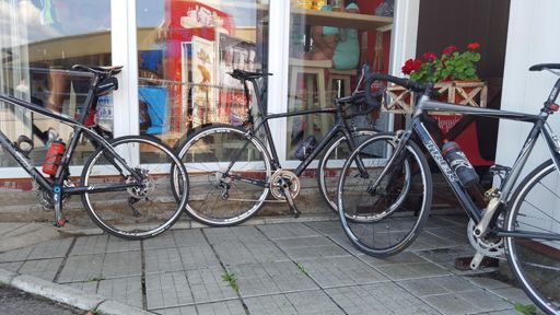 Их восемь, нас трое
Расклад перед боем не наш,
Но мы будем играть...