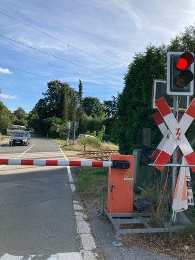 Warten an der Bahnschranke