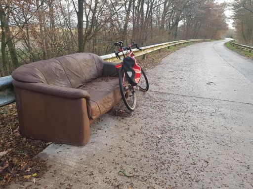 Einen Dank an die Gemeinde. Sofa mit Ausblick auf die A6 für die kurze Pause zwischendurch.