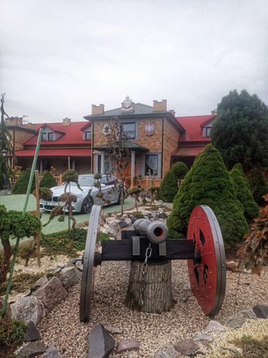 A że za 80zł dostane nocleg w apartamencie 8 osobowym, to bym się nie spodziewał ;) Hotel Rycerski w Kozienicach, bardzo spoko.