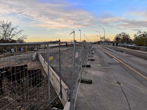 Allende Brücke in Köpenick. Bald wird es wohl wieder eng für Fußgänger und Radfahrer, wenn die erste Hälfte  freigegeben wird 😐