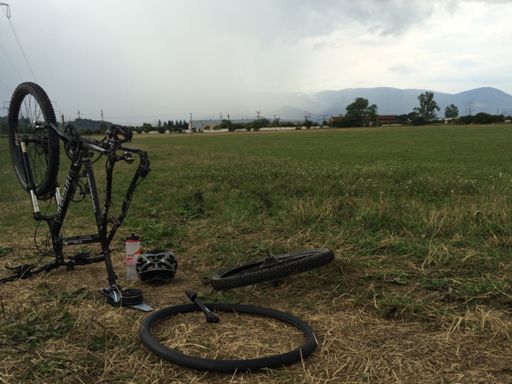 Utekas pred dazdom a totok sa ti naschval pritrafi