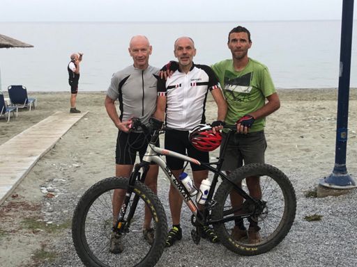 4 uur later op het strand aan de Egeïsche zee.