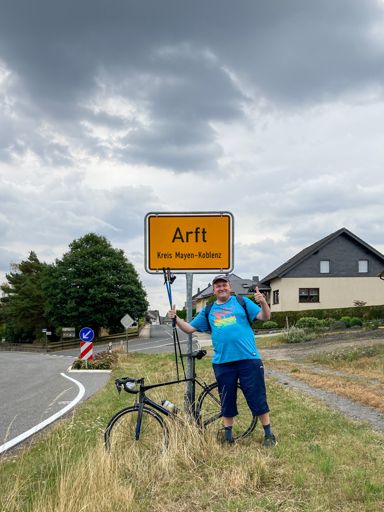 Arft. Met dank aan Tim die mijn enthousiasme deelde. Tim had zijn voet gebroken op drie plaatsen, en wandelt graag ter revalidatie. Hij woont in Diksmuide en wil dezer dagen zo weinig mogelijk in de buurt van de kust komen. Begrijpelijk.