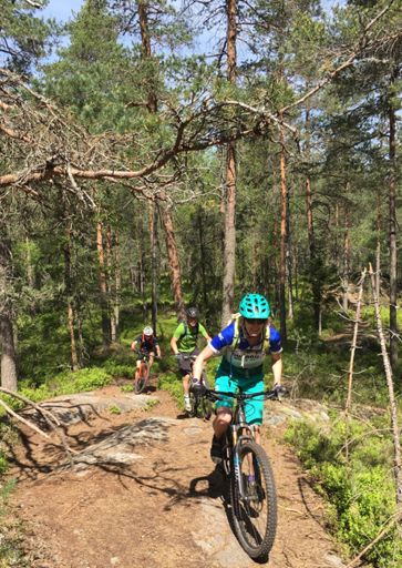 Jennifer parkerar guttera i oppoverbakken. 💪