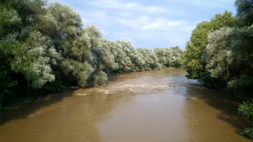 Rivière chargée de boue témoignant des récentes coulée de boue ayant eu lieu dans la région 2 jours avant.