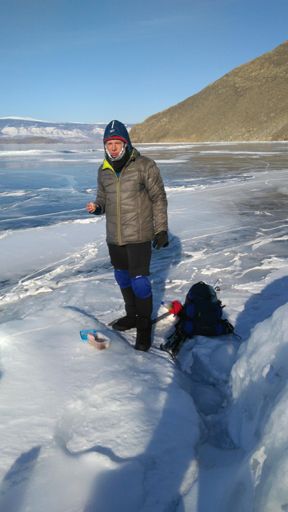 Юра в Ольхонских Воротах. Снимаем закладку с термосами.