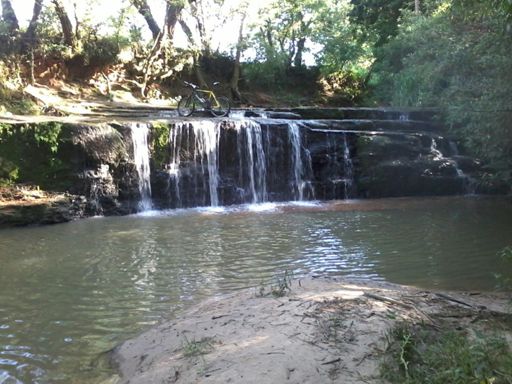 Bike em cima da cachoeira