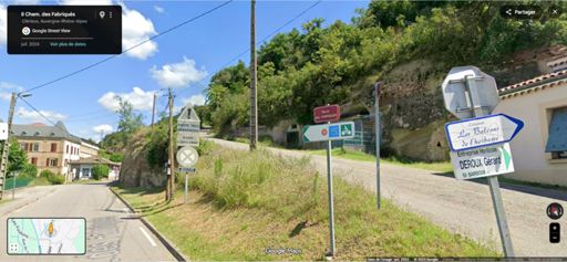 Cette route à Clérieux est assez étrange. D'un côté, elle fait partie d'un itinéraire de la Drôme à vélo. D'un autre côté, il est dit que s'y engager est prendre le risque de voir le ciel tomber sur sa tête.