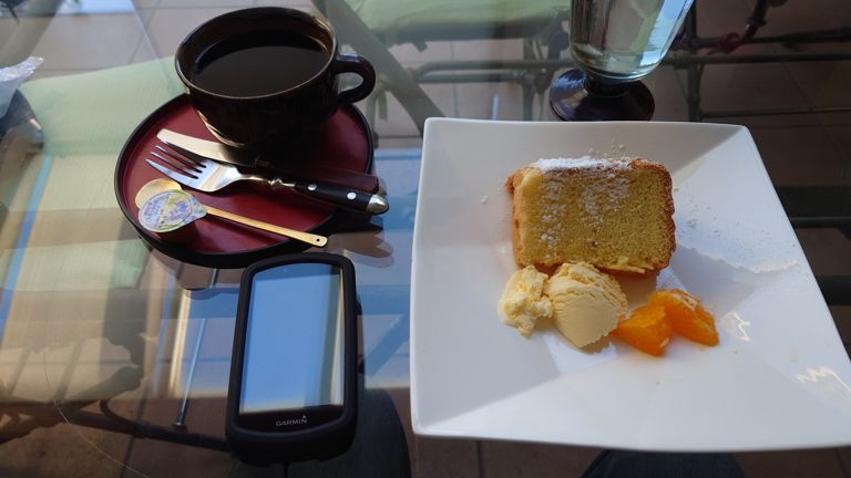 ヨーロピアンロースト(ストロング)にケーキを付けて500円。