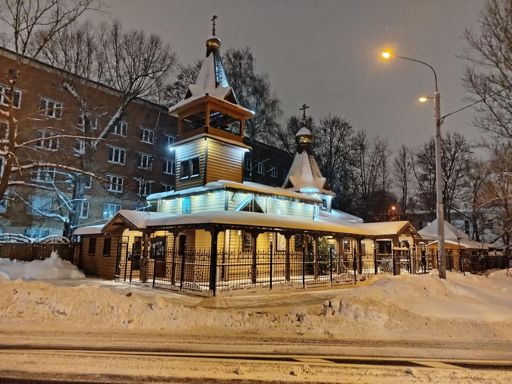 Расстояние от стены жилого дома до церкви, метров 15. Странная ситуация.