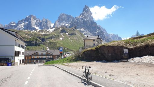 Passo Rolle met op de achtergrond de indrukwekkende Cimon della Pala (3100 m)