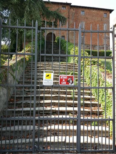 Più che al cane forse bisognerebbe stare attenti al crollo...