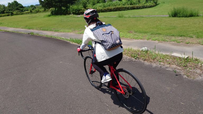 今日も犬山緑地までトランポしてきた。
この間はこれ以上下がらないところまでサドルを下げて走ったが、1cm上げていいと言っていたので、1.5cm😁上げての出走。