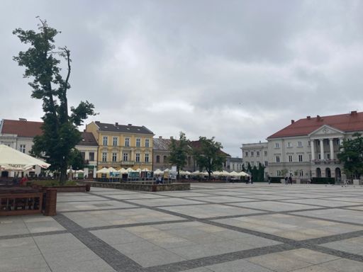 Der Marktplatz von Kielce. Dass in der Stadt 180.000 Einwohner leben, bemerkt man beim Durchfahren nicht wirklich. Es gibt aber einen Fußball-Erstligisten mit großem Stadion, und im Handball waren sie 2016 Sieger der Champions League.