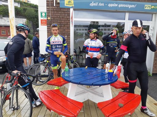 Bordene på os er malt i Fana farger 😃