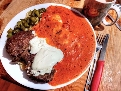 Tiefer Teller, trotzdem zu klein. Vielleicht sollte ich weniger essen 😊