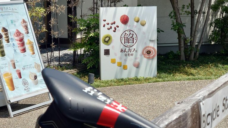 いつも駐車場がいっぱいでスルーしていたお店、今日はお客さんが少なさそうだったので入ってみた。