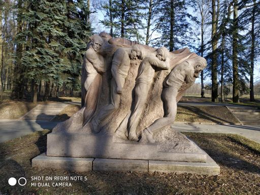 Памятник " Похороны вождя".