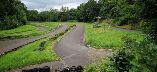 Boven in Amay is er nog een kart circuit... Waar de tijd bleef stille staan 😅