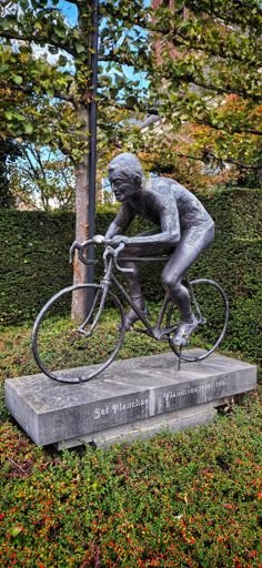 Er staat een monument voor wielrenner Jef Planckaert in Otegem, zijn thuisdorp. Het beeld, dat de renner zwoegend op de fiets voorstelt, werd twee jaar na zijn dood in 2007 aan de kerk van Otegem geplaatst. Jef Planckaert werd in 1962 Belgisch kampioen en behaalde een tweede plaats in de Tour de France. 

Het bronzen beeld toont Jef Planckaert zittend op zijn fiets, met de handen bovenop het stuur, wat zijn strijdlust en de bekende "Flandrien"-stijl symboliseert. 

