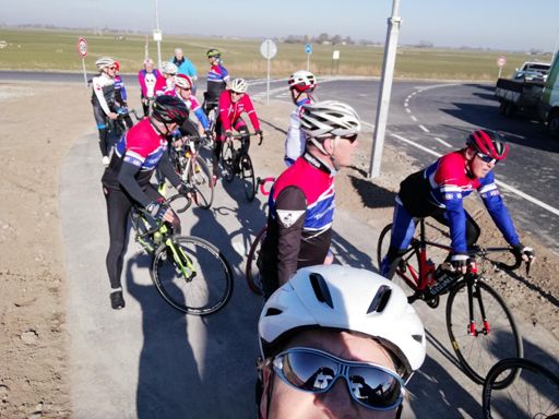 Wachten voor de nieuwe brug bij Aduard