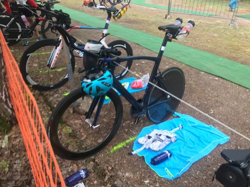 Zeitfahrsocken anziehen mit sandigen und nassen Füßen 🤣👎 nächstemal Schuhe am Rad und barfuß fahren