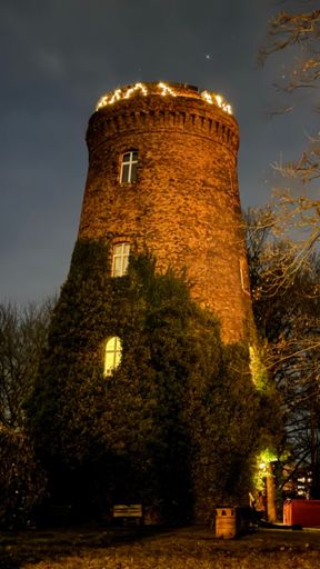 Von den Straßenlampen angestrahlt und durch eine Lichterkette illuminiert, prässentierte sich der Wasserturm oberhalb des Obersees in dieser späten Abendstunde um Halb Elf.