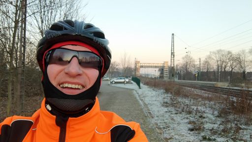 Im Hintergrund die Brücke am Bahnhof Appelhülsen mit zwei thyssenkrupp Aufzugsanlagen, die von unserer Niederlassung Essen verkauft und eingebaut wurden.