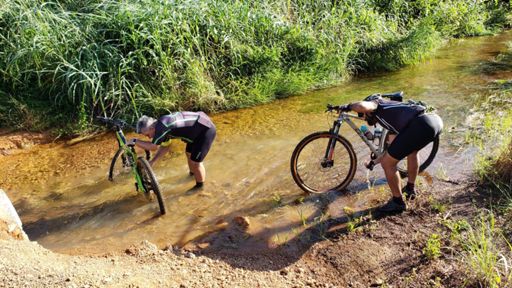 Os vovôs lavando o bike...