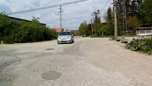 Jön egy autó...