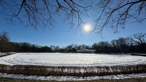 Einfach herrlich ist die wärmende Sonne im verschneiten Stadion Buschallee an diesem frühen Dienstagnachmittag. 🌞