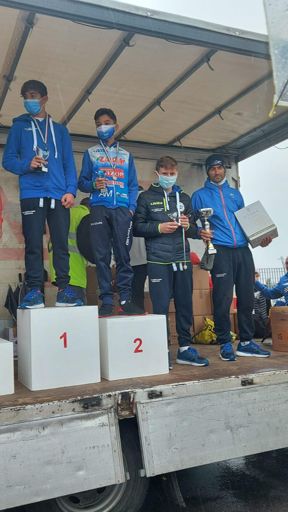 Il bambinone sulla dx premiato come Ds grazie hai ragazzi per gli ottimi risultati ottenuti 👏👏👏👏👏👏