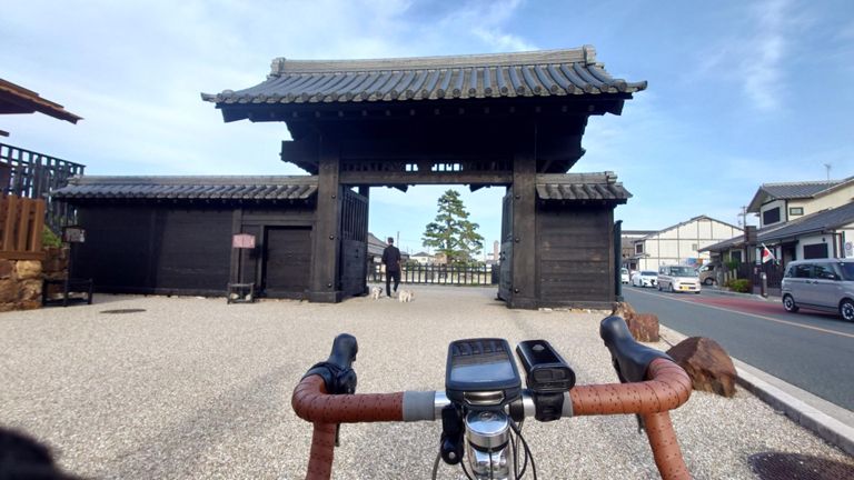 新居関所跡。 
奥様はこの道が東海道だと言うことを知らなかったらしい。