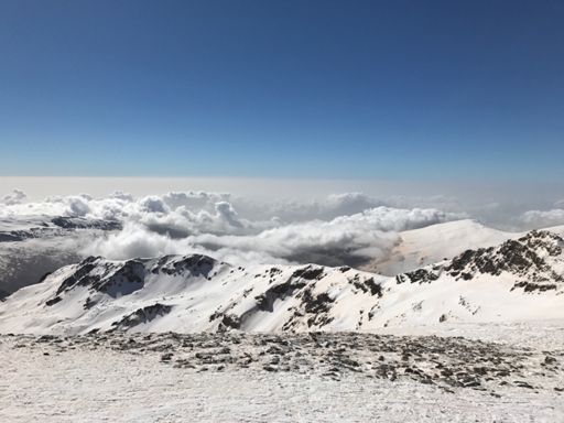Detrás de las nubes está el Mar