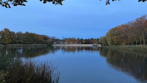 Der Orankesee in der Abenddämmerung dieses Oktobermittwochs um drei Minuten vor um Fünf. 🌝☁️✨🍃🍁