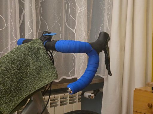 Podobno grubą owijkę zakłada się trudno - dlatego na początek zdecydowałem się na dwie normalne, jedna na drugiej. Może i łatwiej było ogarnąć, ale zakładanie korków kierownicy to była jakaś masakra. W każdym razie już się nie boję zmieniać owijki - a na poprzedniej przejechałem 7 lat (sklepała się do 1mm - bez sensu)