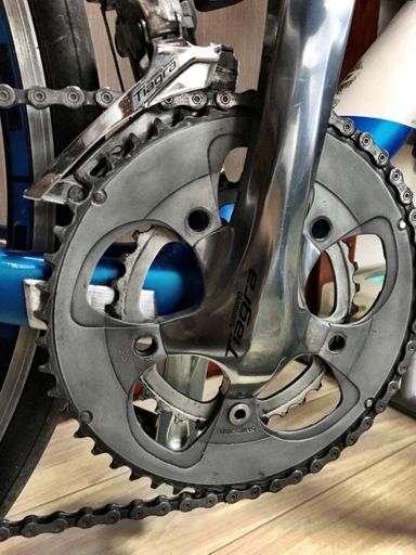 は？！帰宅途中何だかどうもフロント変速が調子悪いと思って見てみたら、チェーンリングの固定ボルトが4/5抜け落ちてた。そんな事あるのか？！

気付いた時にはインナーはかなり滅茶苦茶な位置になっててBB付近のフレームに傷付きまくり…
関宿～松戸の区間で抜け落ちたのだろうが、恐ろしい。もしも45km/h以上でボルトが全部落ちていたら…

恐怖と同時にかなり萎えました。どんだけヤワなのよ…

せっかくホイール新調する為に出費抑えてたのになあ
もうクランク変えよう…また自転車に乗れなくなってしまった。

