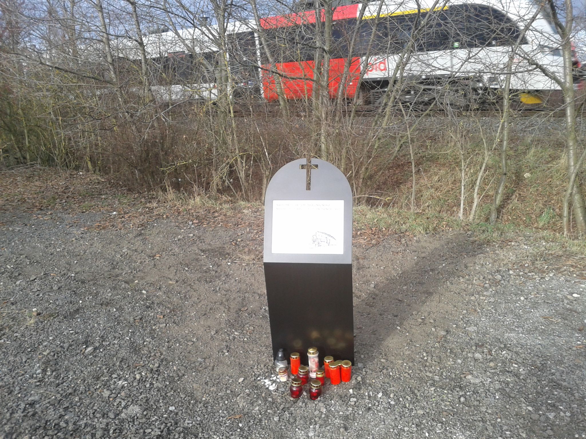 Nový památník žel. neštěstí ve Kbelech. V pozadí šeredná nová souprava. 