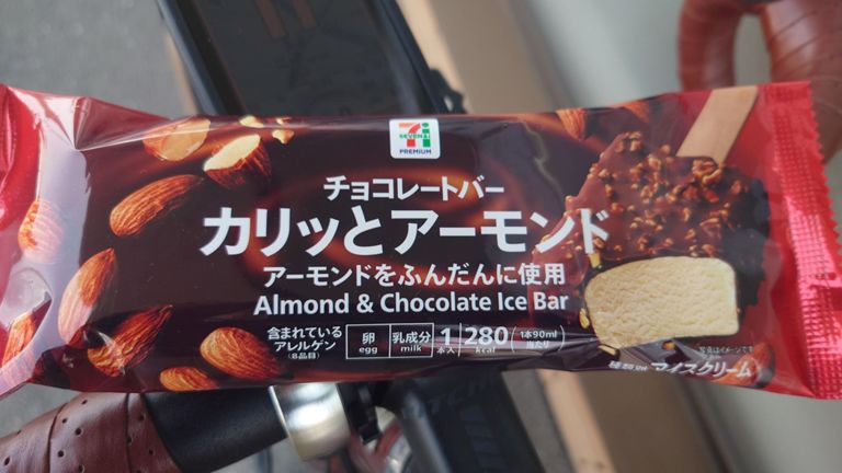 朝から暑い🥵💦ので、試合会場到着前からアイス休憩😅