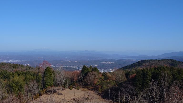 せっかくなので、潮見の森の展望台もご案内。 ちょっとガスってましたが、御嶽山と恵那山、南アルプスは見えました。