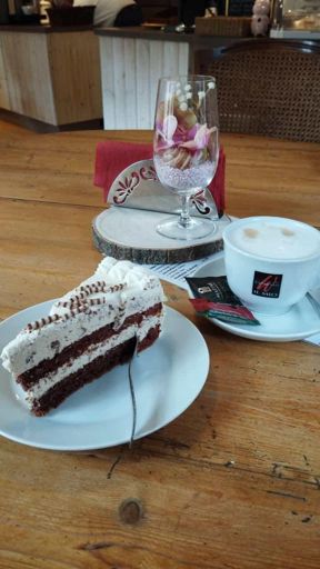 Cappuccino und Torte im Dorfladen in Bitzingen.